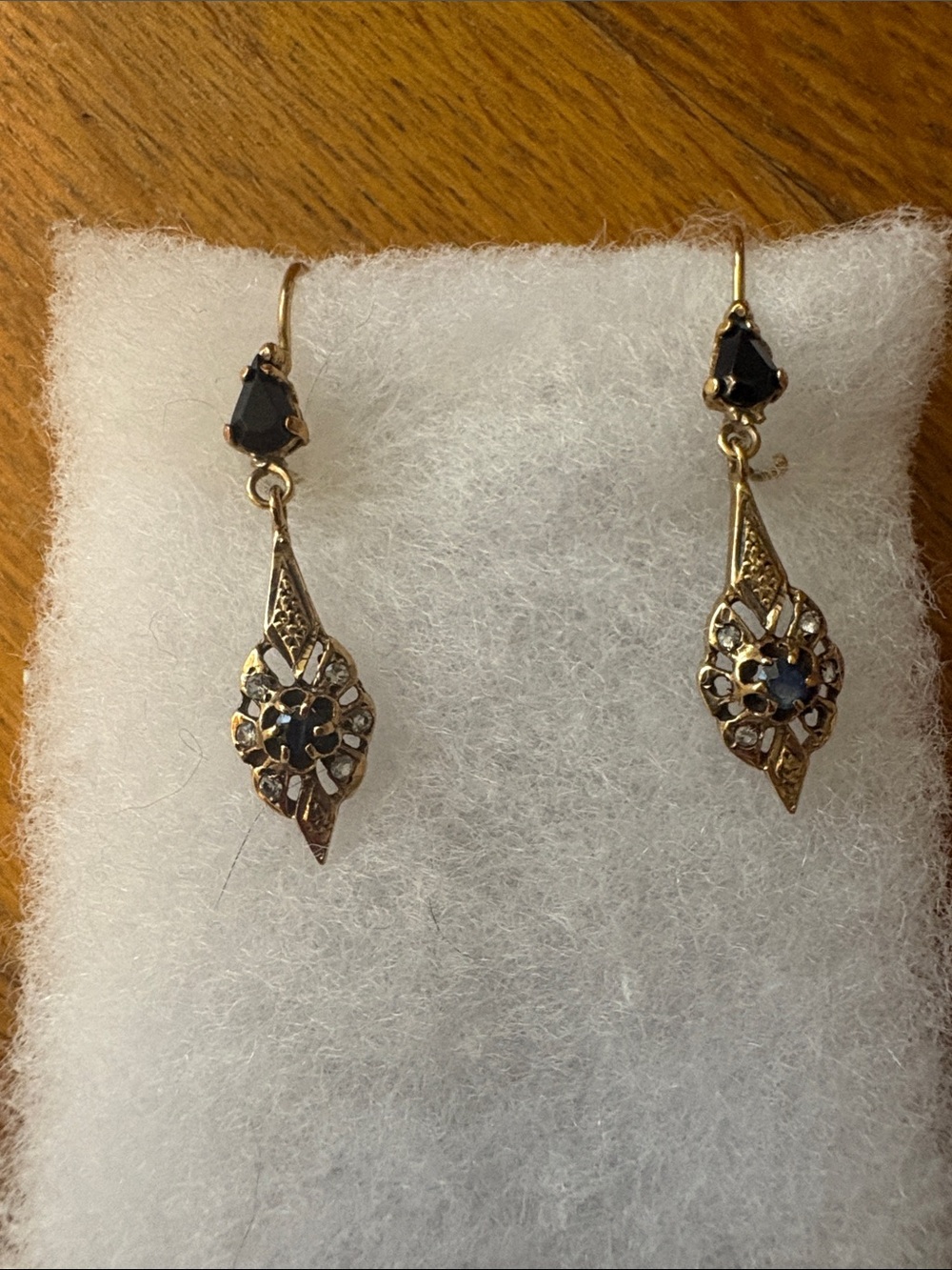 Vintage ‘90s black stone filigree costume gold drop earrings